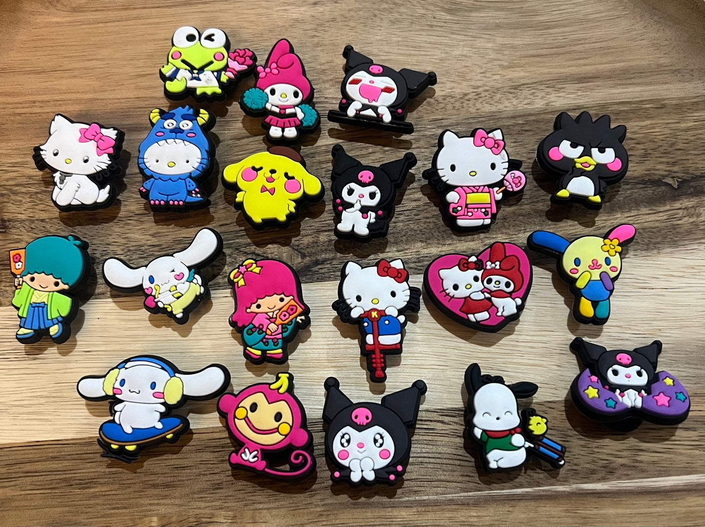 Amuletos de zapatos de HK y amigos